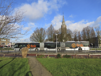 901292 Afbeelding van een dubbelgelede stadsbus van U-link, bij de bushalte Meernbrug op de Rijksstraatweg te De Meern ...